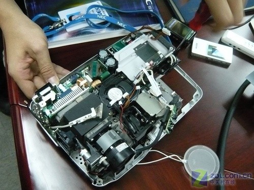 拆解NEC NP61+：便携全自动投影揭秘 